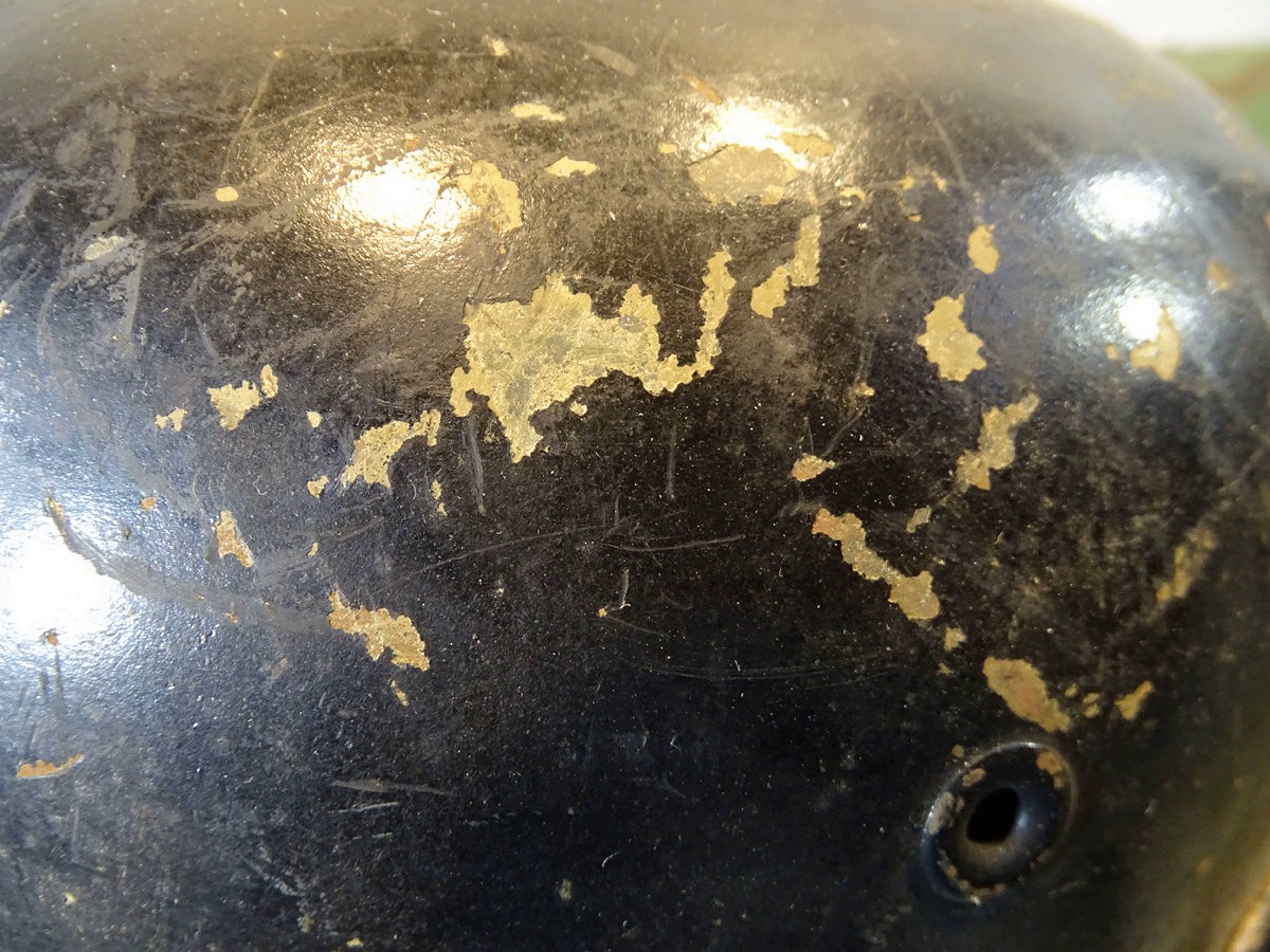 20929-4 Wehrmachts Stahlhelm M 42 mit sandfarbener Afrikakorps Tarnfarbe unter schwarz.