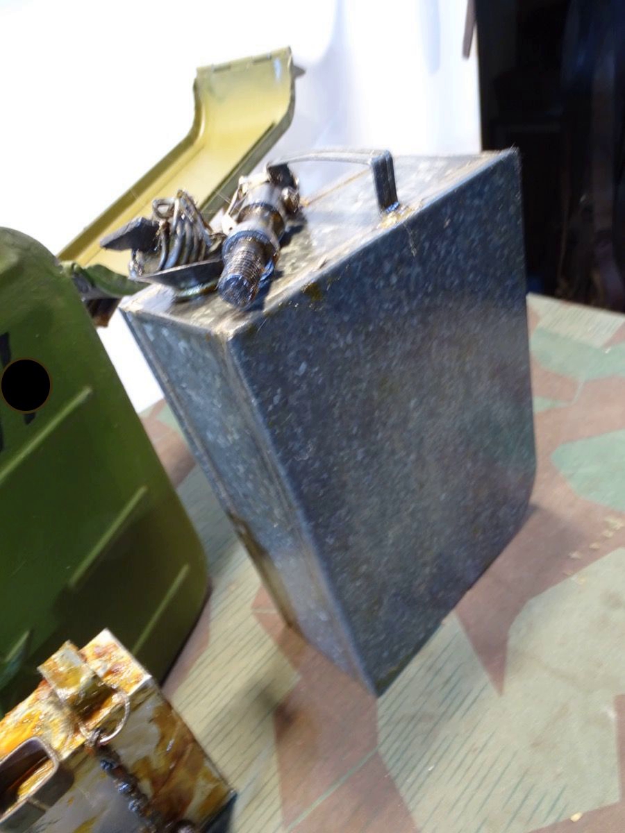 Waffenmeister Gurtkasten für das MG Maxim M 1910 mit umfangreichem Inhalt Waffenmeister Gurtkasten für das MG Maxim M 1910 mit umfangreichem Inhalt