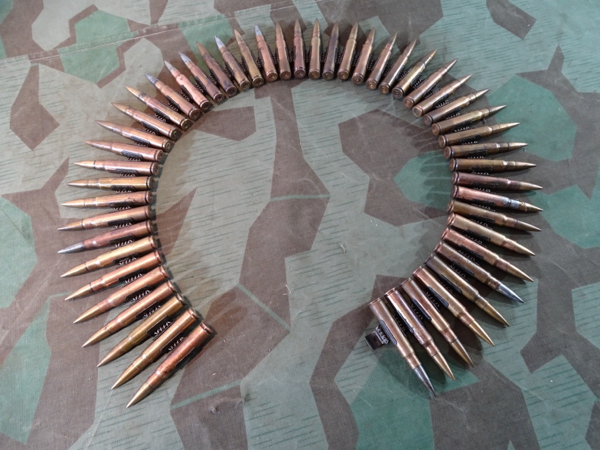 Wehrmachts Patronengurt / Gurtkette mit  50 Buntmetall Deko Patronen 8x57, gemischte Hersteller