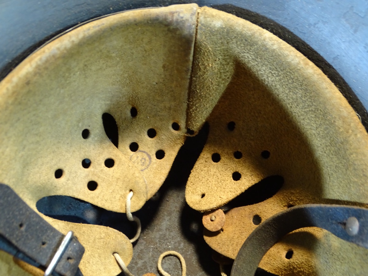Stahlhelm M 42, Luftwaffe, blaugrau, mit original Innenleben und Riemen. Stahlhelm M 42, Luftwaffe, blaugrau, mit original Innenleben und Riemen.