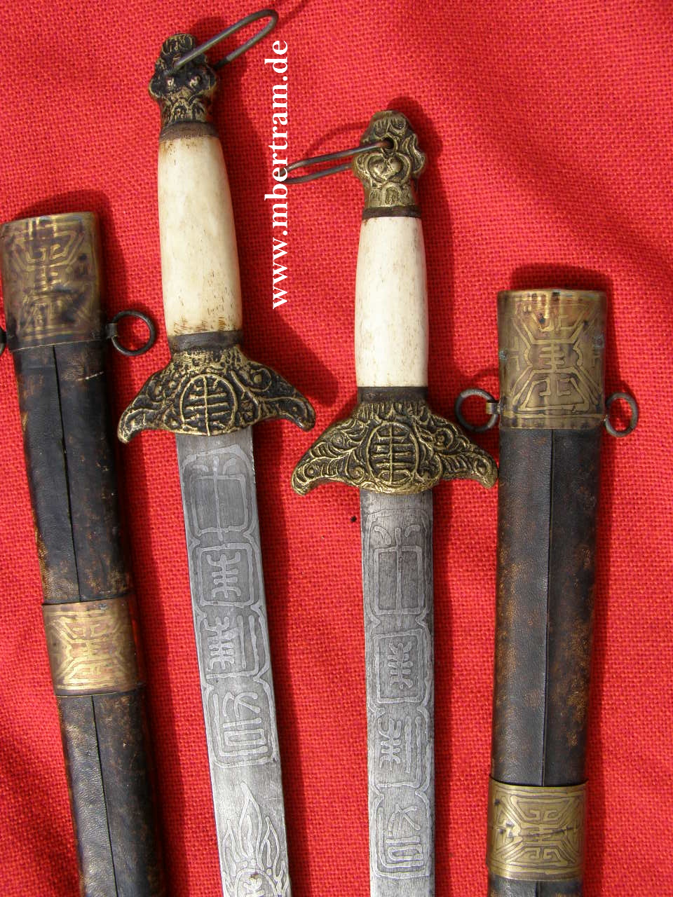 Replik: 2 Asiatische Kampfschwerter, ( Nepal?) Ätzung