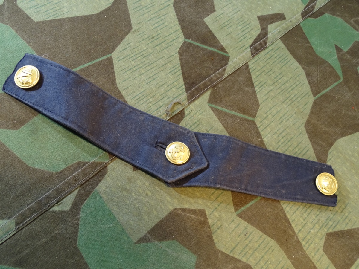 Rücken Gurt mit 3 Kriegsmarine Knöpfen für Wettremantel der Kriegsmarine. 