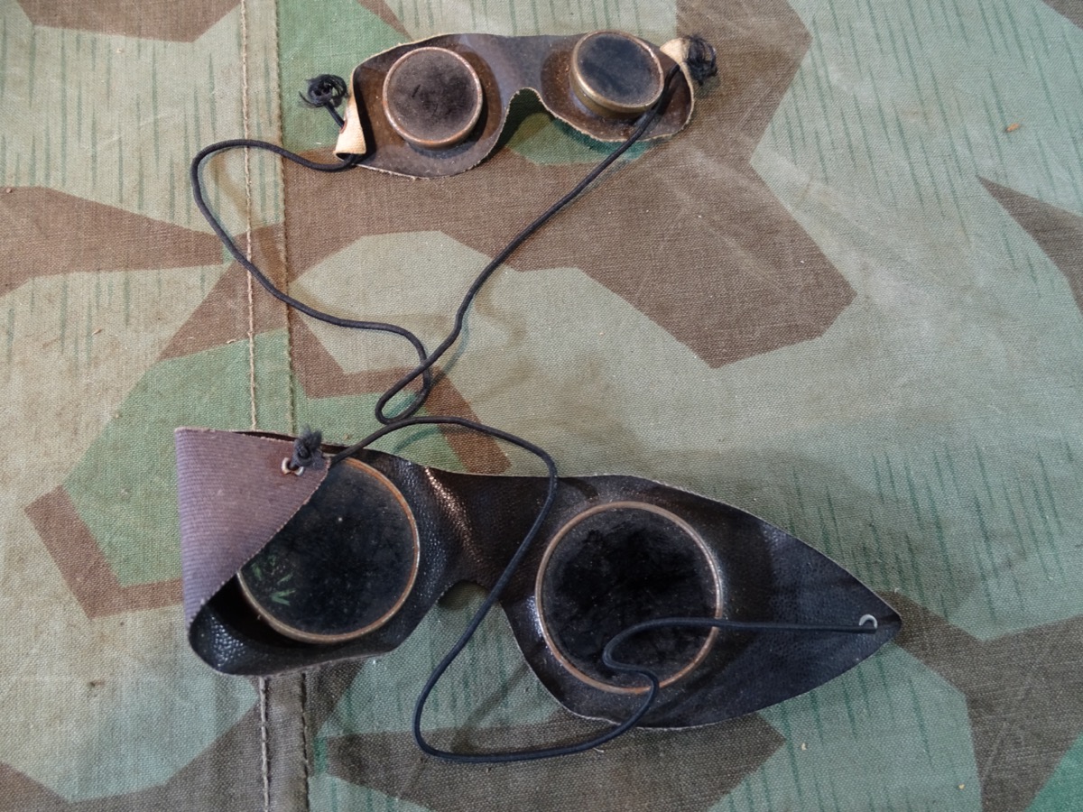 2 Luftschutz Schutz Brillen, getönte Gläser, Ersatzstoffeinfassung um 1945