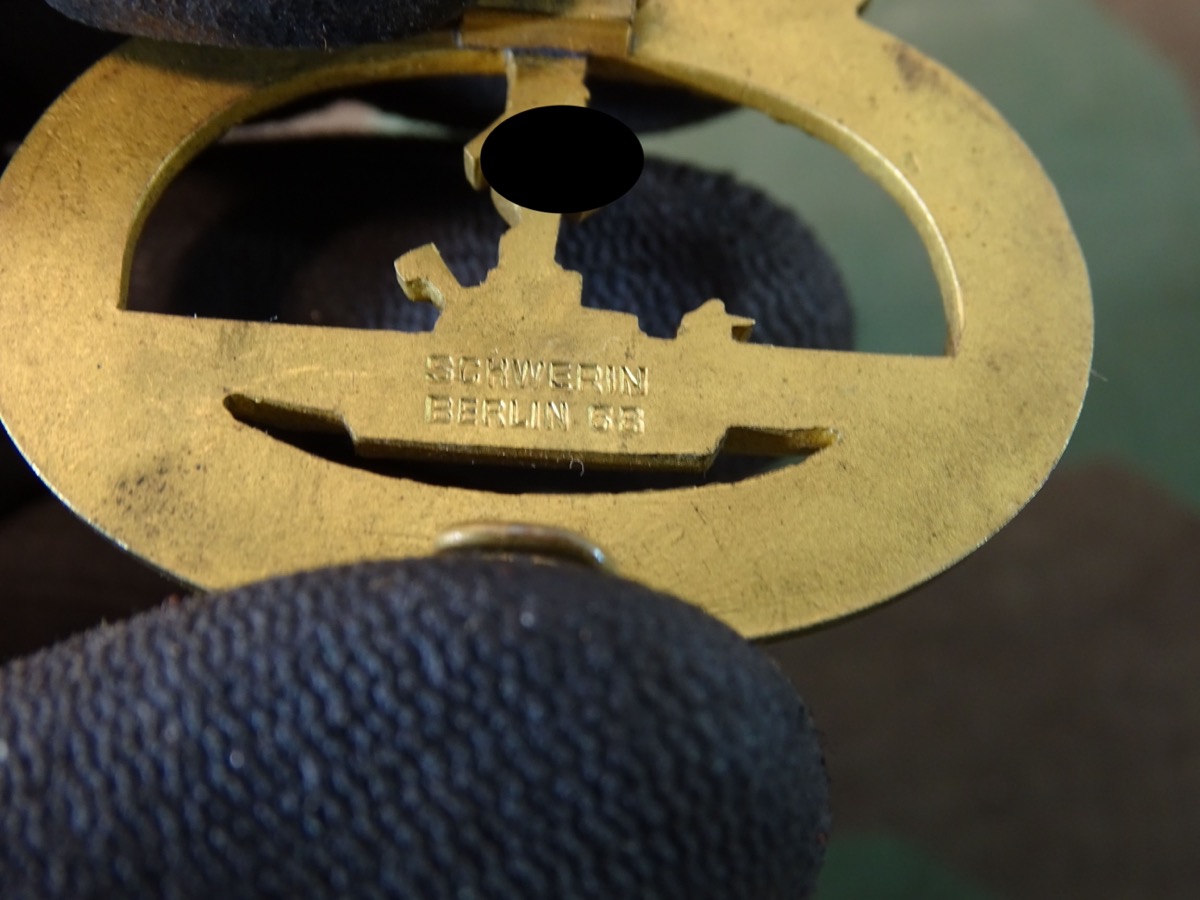 U-Boot Kriegsabzeichen der Kriegsmarine Hersteller Schwerin / Berlin,  Buntmetall