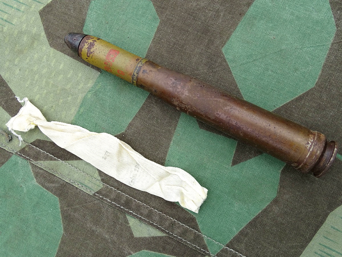 Deko-Patrone 2 cm Flak 38, Stahlhülse, Zünder, Ladungssäckchen , viel Farbe und Schrift