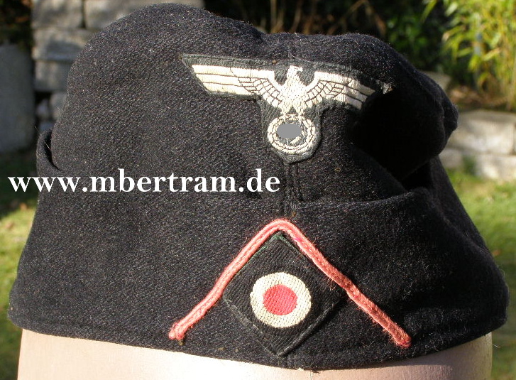 Schwarzes Panzer Schiffchen, rosa Soutachewinkel, 1. Modell