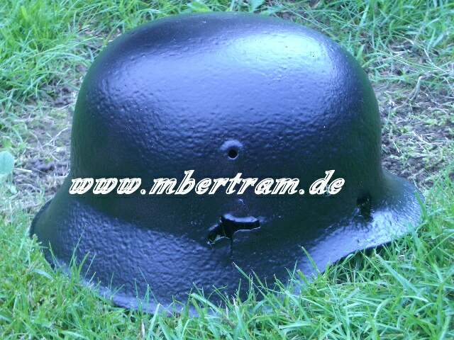 Wehrmachtsstahlhelm, M 42, Fundglocke mit Durchschuss