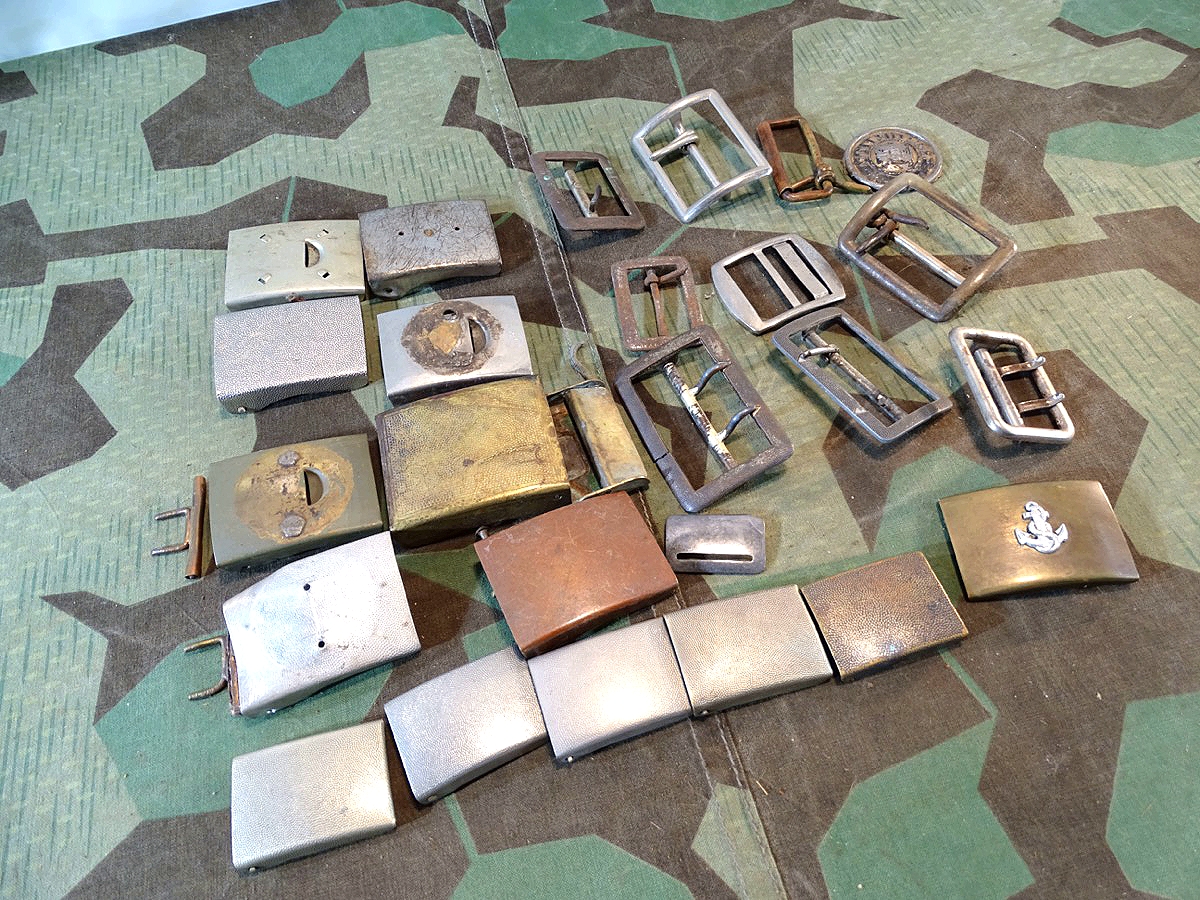 Bastlerstücke, Belegstücke. ca. 23 Koppelschlösser und 2 dorn Schließen, vorwiegend 1. und 2. Weltkrieg, alle defekt. 
