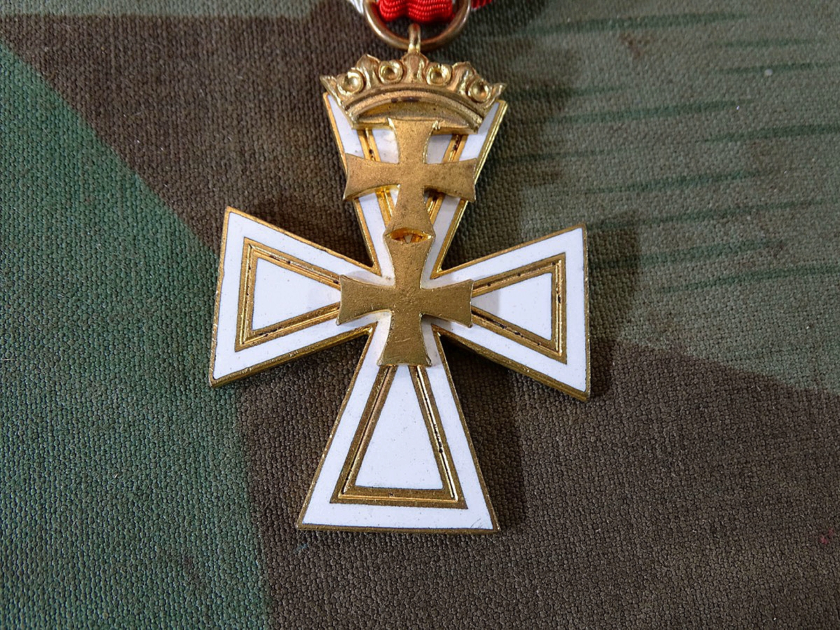 Danziger Kreuz 2. Klasse, vergoldet, emailliert, an Trageband mit Nadel.  Hst.: B.v.A Hülse Berlin. 
