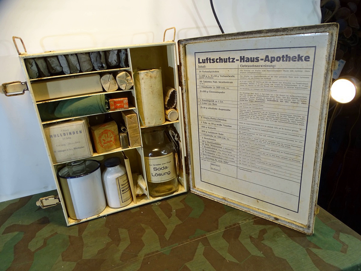 Luftschutz Hausapotheke, Kpl. Bestückung lt. Deckelliste erhalten