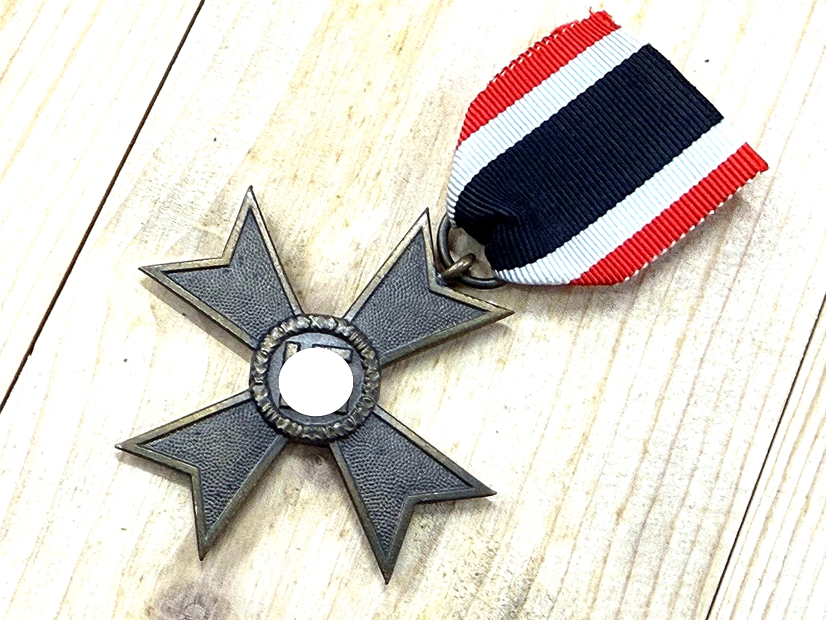 Kriegsverdienstkreuz 2. Klasse ohne Schwerter, Buntmetallausführung an Bandabschnitt