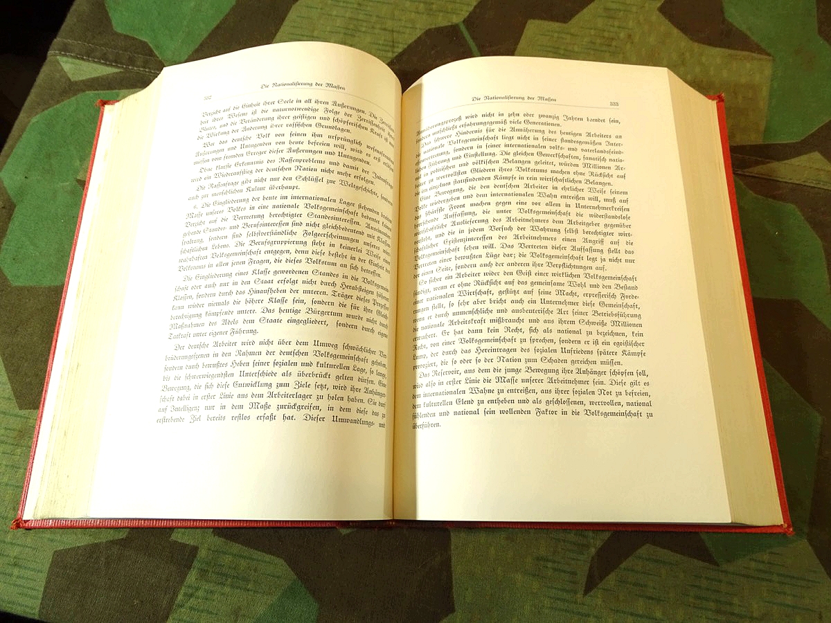 Sehr seltener Mein Kampf als Jubiläumsausgabe in rotem Leinen. Sehr seltener Mein Kampf als Jubiläumsausgabe in rotem Leinen.