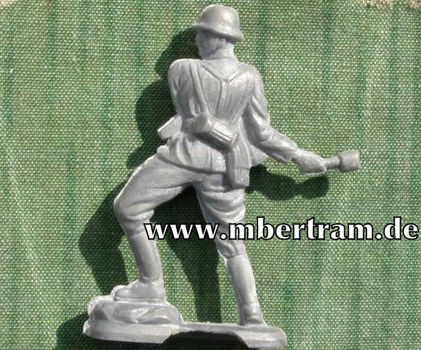 WHW: " Soldat mit Stielhandgranate", März 1941.