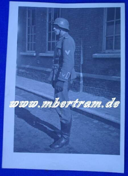 Portraitfoto, Obergefreiter, Helm, Uniform M43, Armbinde GvD