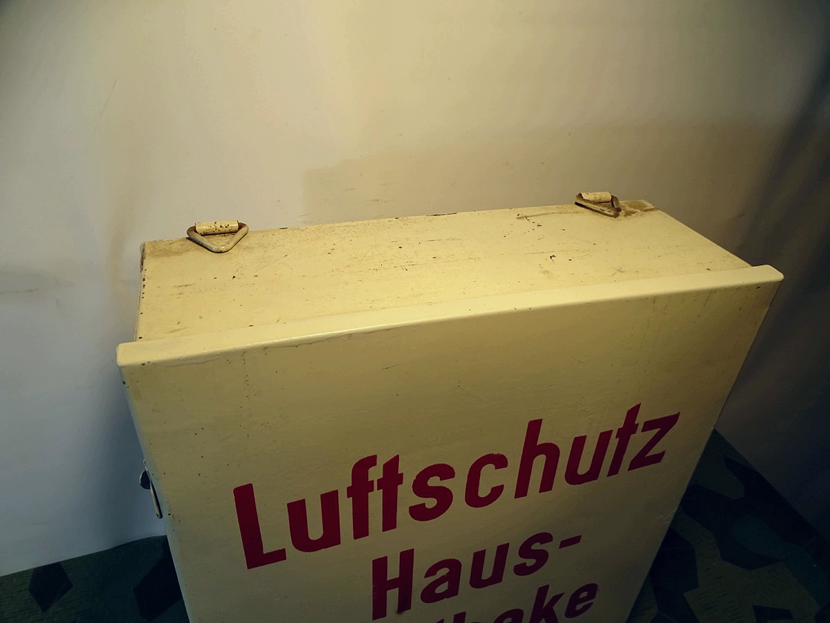 Luftschutz Hausapotheke, 99% Kpl. Bestückung lt. Deckelliste erhalten Luftschutz Hausapotheke, 99% Kpl. Bestückung lt. Deckelliste erhalten