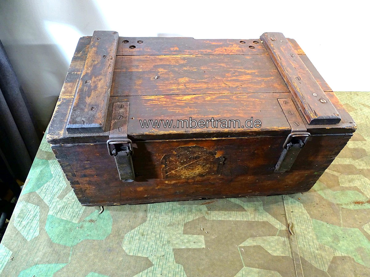 Holz Munitionskiste für 3,7 cm Munition mit Schrift und Etikett , "W. Sch. 40 , WaA Adler"