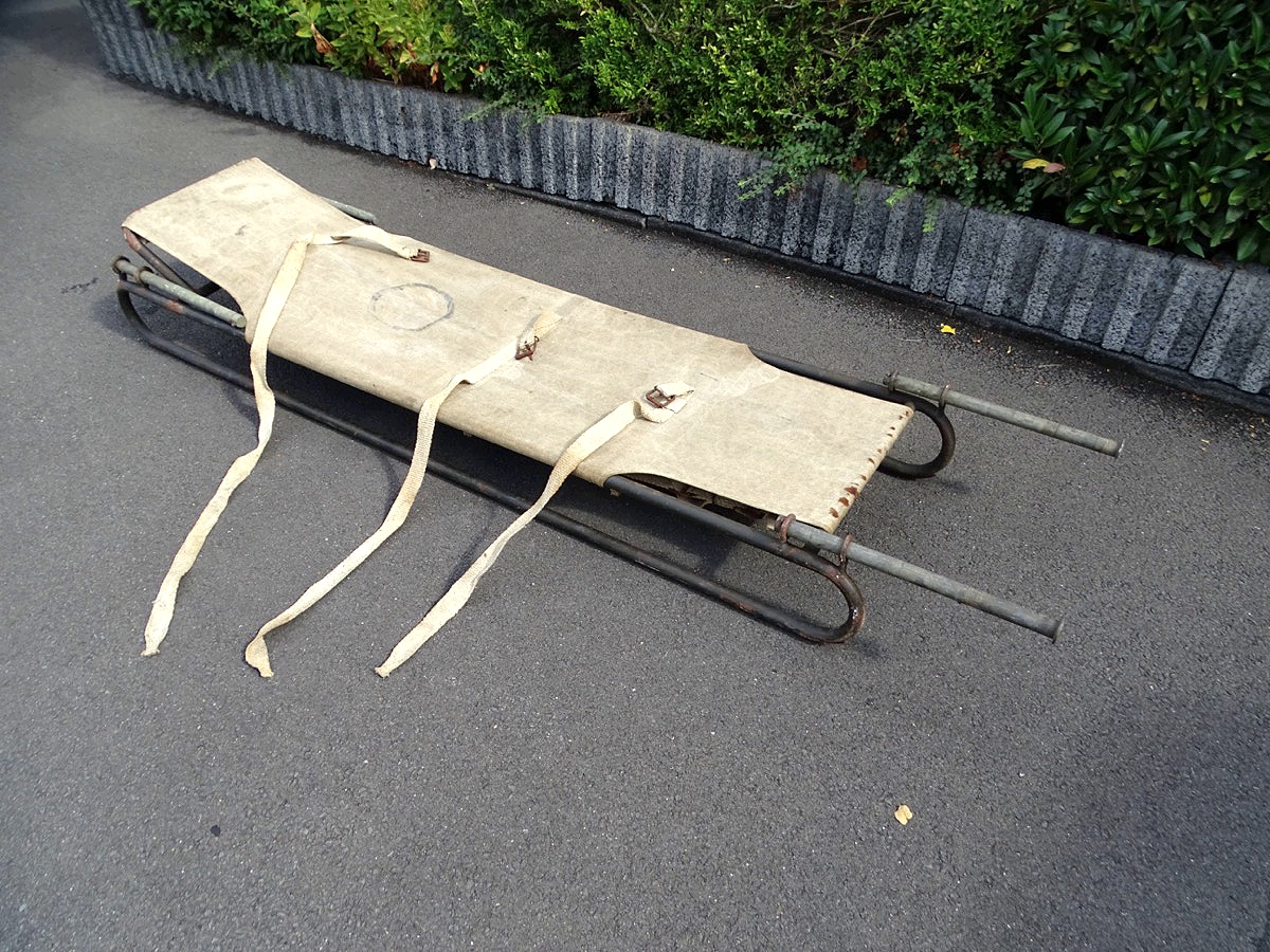 Original Reichsluftschutz Krankentrage von 1943, mit kompletter Bespannung und Bebänderung in gutem Zustand