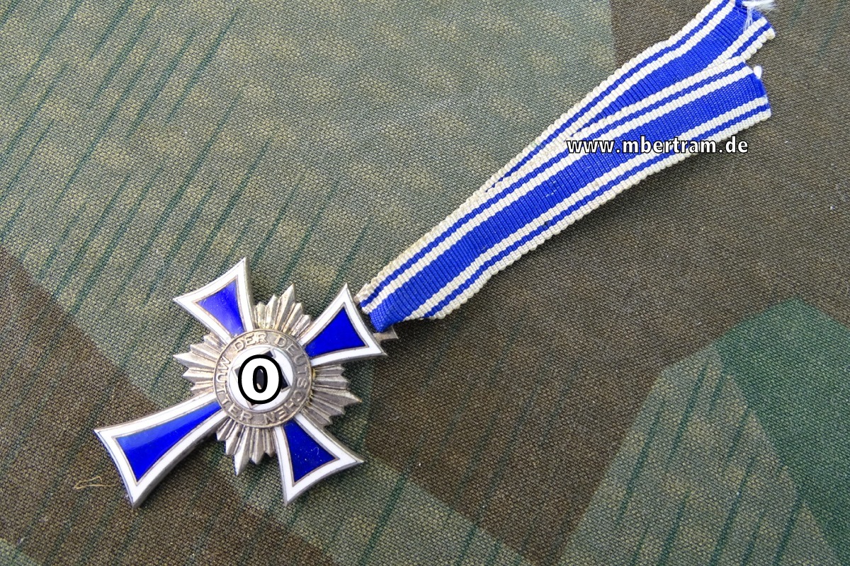 Ehrenkreuz der Deutschen Mutter in Silber mit Bandabschnitt