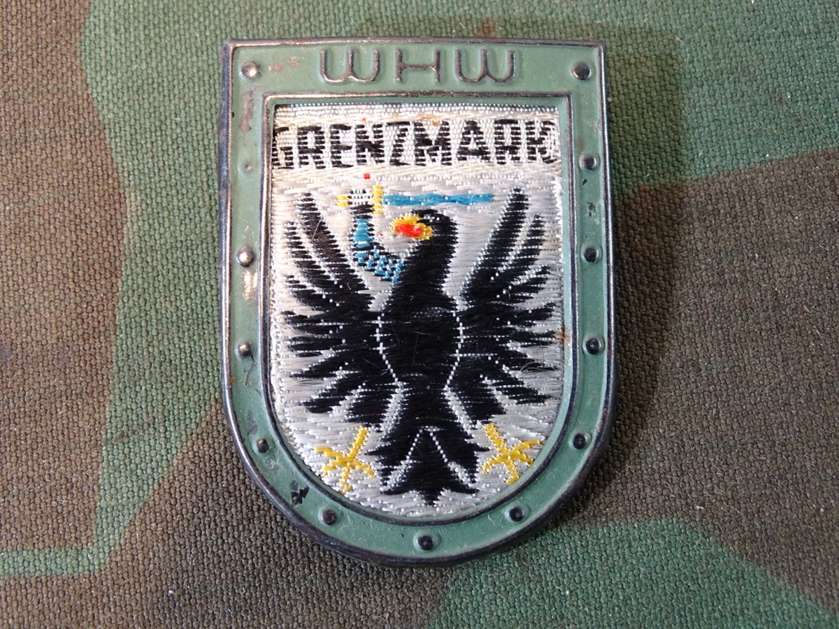 III. Reich WHW - Reichsstrassensammlung Nr. 042, Oktober 1936 "Grenzmark" Grenzlandwappen ,  Metallrahmen mit Stoff. 