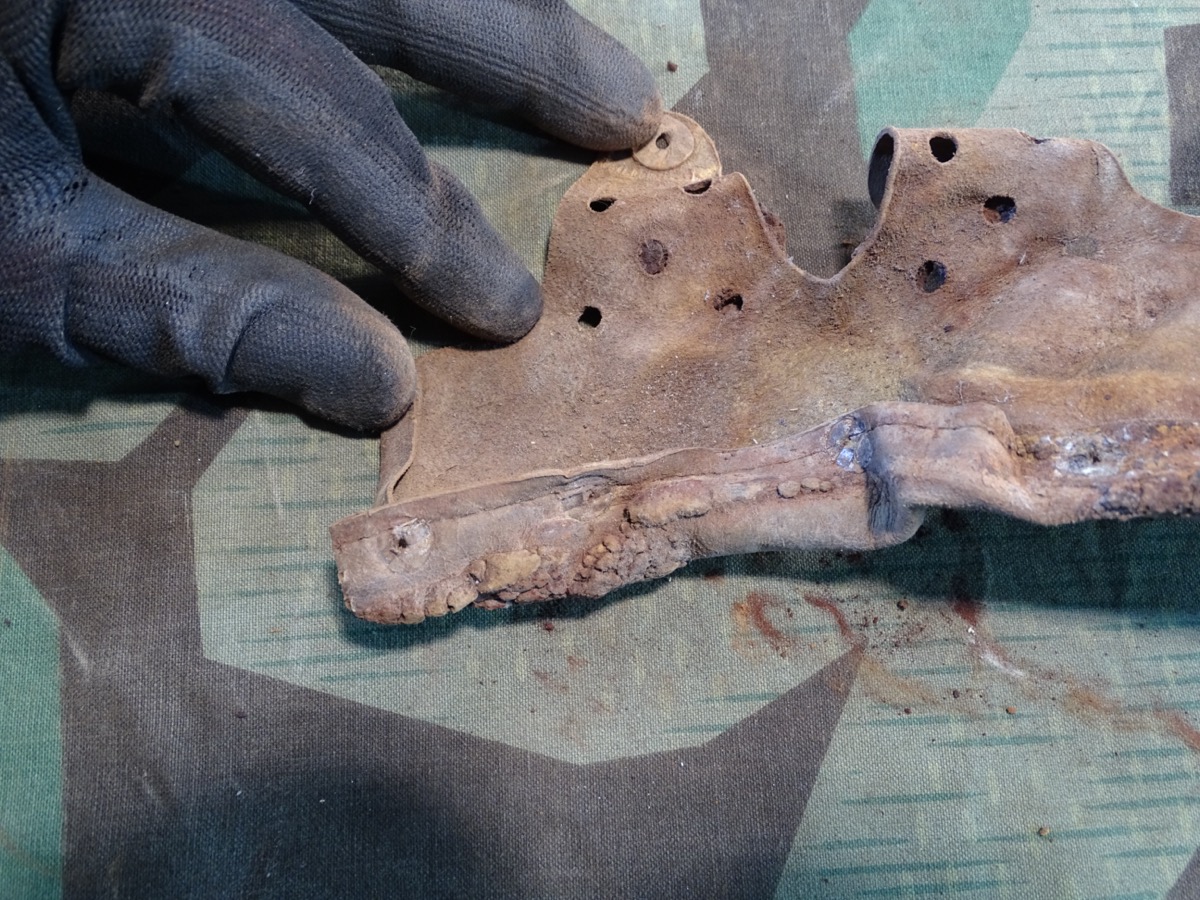 Original Stahlhelmleder für Wehrmachts Stahlhelme, Wasserfund. Ca. 52,5 cm