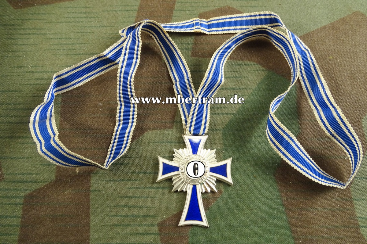 Ehrenkreuz der deutschen Mutter in Silber, an langem Halsband