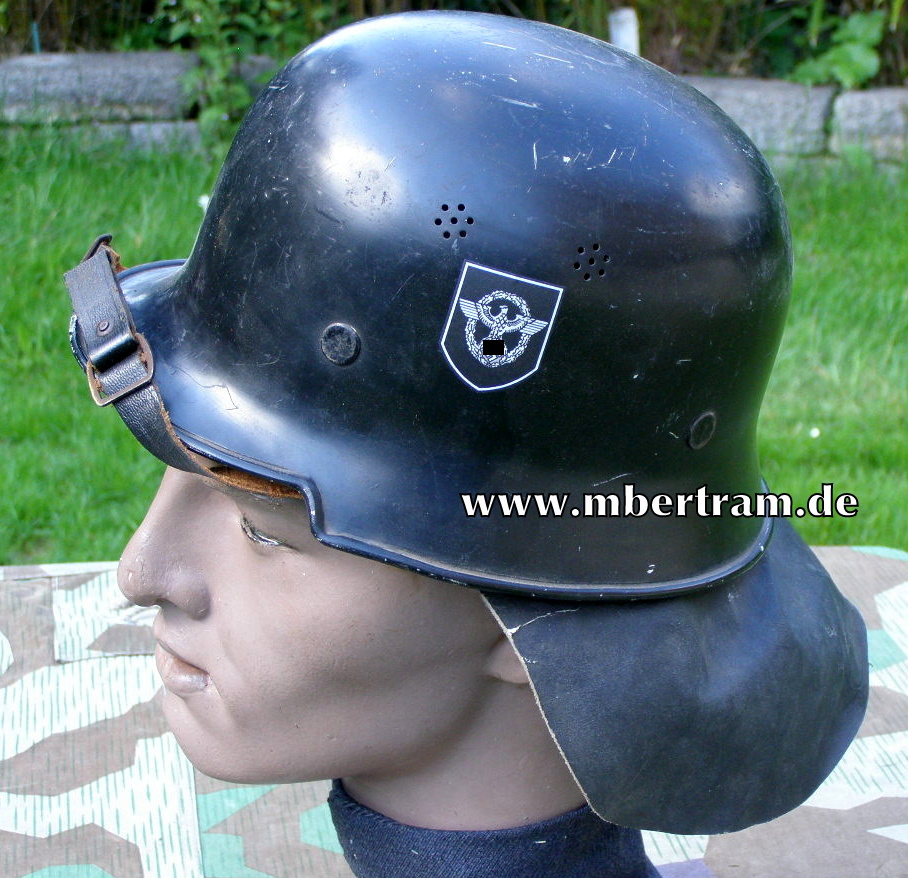 Original Feuerlöschpolizei Stahlhelm, erneuerte Abzeichen