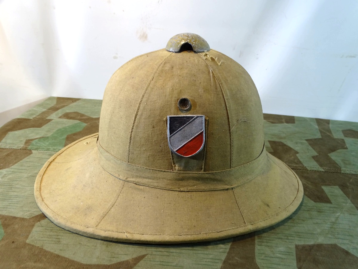 Wehrmacht Heer - Afrika Korps / Südfront Tropenhelm mit beiden Wappen, italienisches Beutestück. 