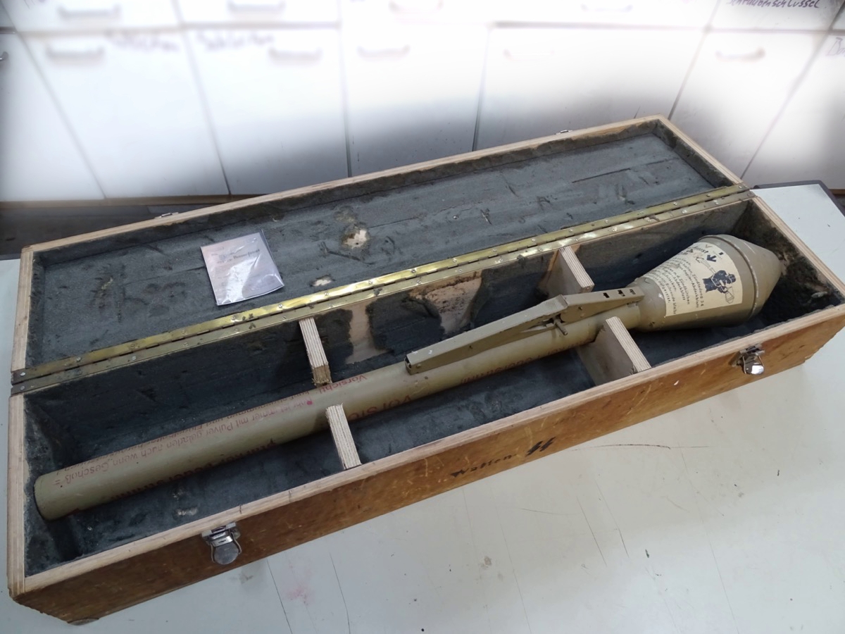 Panzerfaust 60 :  Ganzmetall Nachbau mit Holzkiste