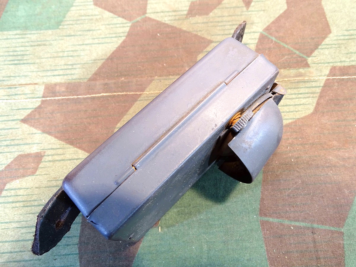 Luftwaffe blaugraue Dienst Taschenlampe mit Abblendhaube und 2 Farbschiebern. 