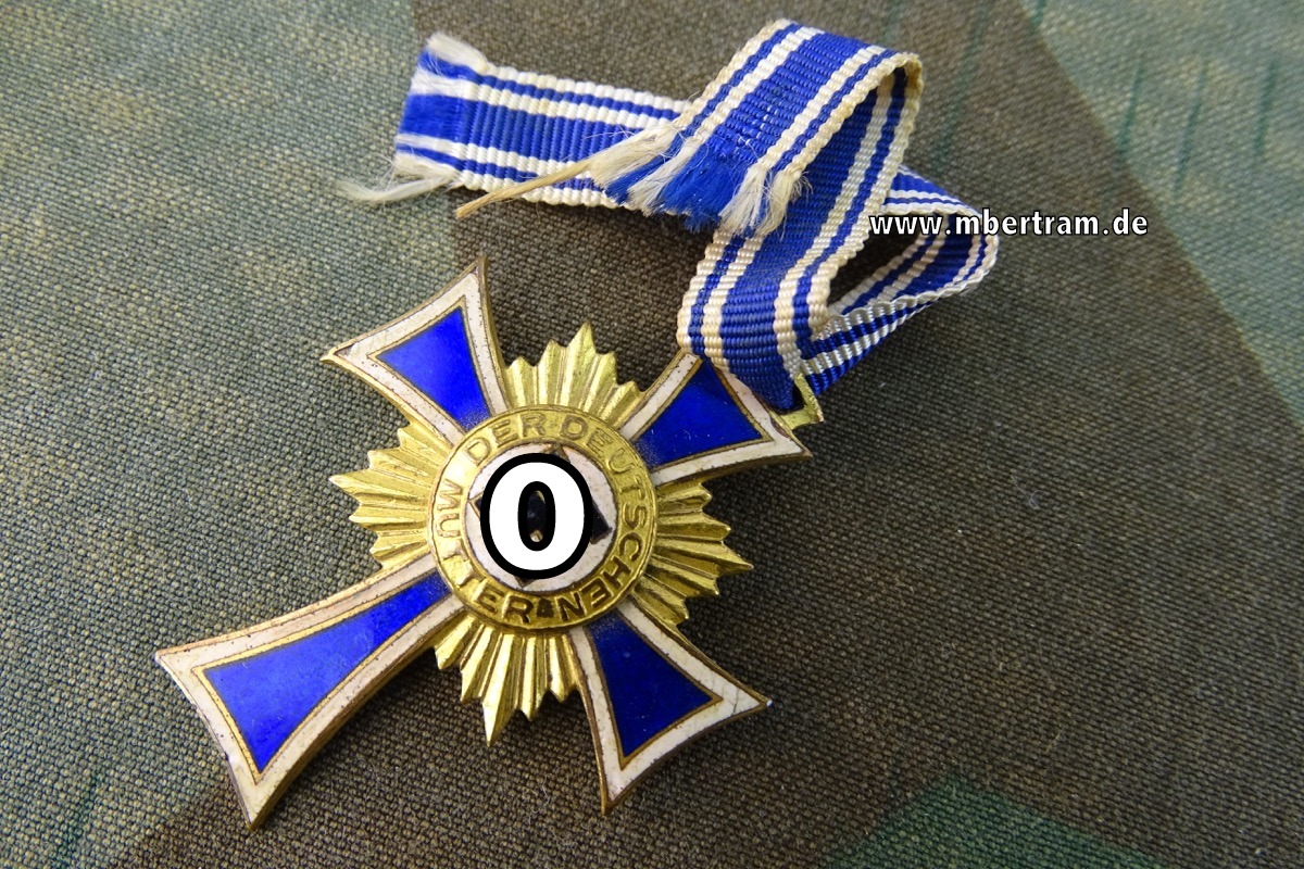 Ehrenkreuz der Deutschen Mutter in Gold mit Bandabschnitt