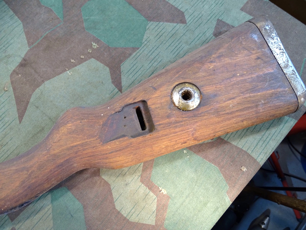 Komplette Schäftung K 98 Wehrmacht, Schichtholz, m. Beschlägen u. Magazinkasten Komplette Schäftung K 98 Wehrmacht, Schichtholz, m. Beschlägen u. Magazinkasten