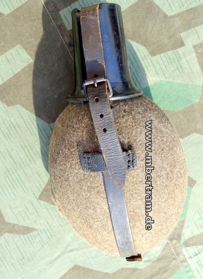 Rot emaillierte Feldflasche, Bakelitbecher, spätes Kriegsmodell 1943, nummerngleich