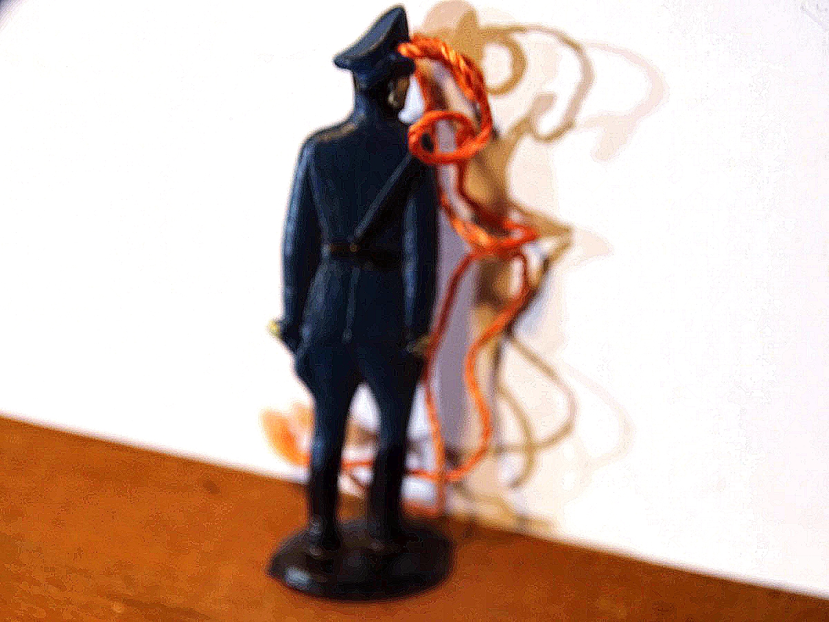 3 Reich, WHW Spendenbeleg, Kunststoff Luftwaffen- oder DLV Offizier. Blaue Uniform. 