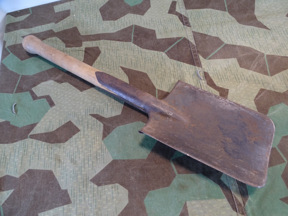 Spaten / Schanzspaten Wehrmacht, mit Stempel 1944 Spaten / Schanzspaten Wehrmacht, mit Stempel 1944