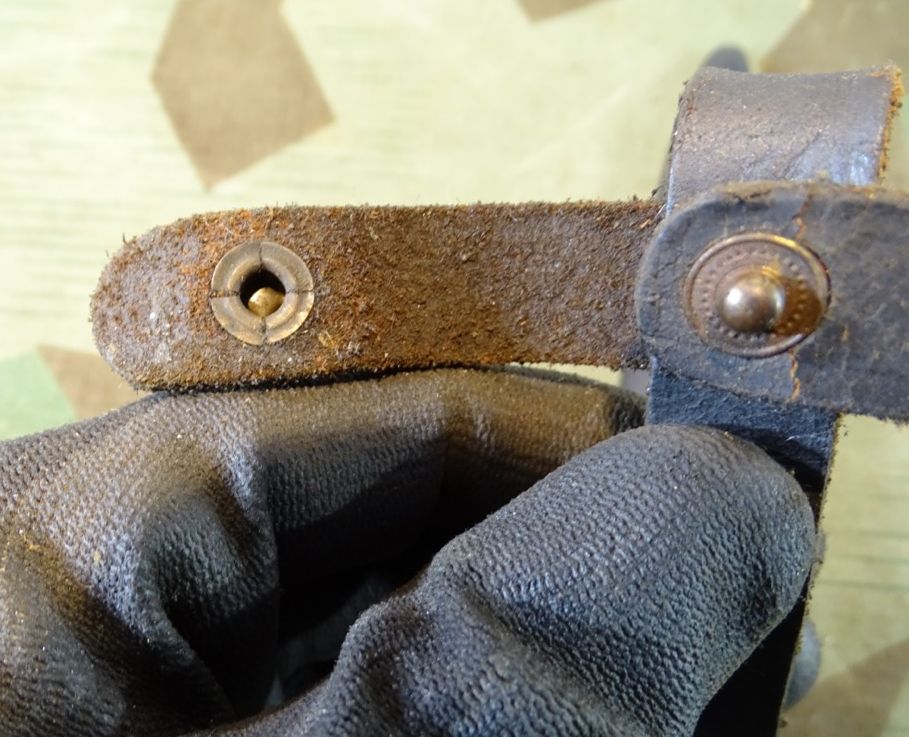 Grabendolch mit Hirschhorn Griffschalen 1. Weltkrieg, Eigentumsstück mit Träger Initialen. Grabendolch mit Hirschhorn Griffschalen 1. Weltkrieg, Eigentumsstück mit Träger Initialen.