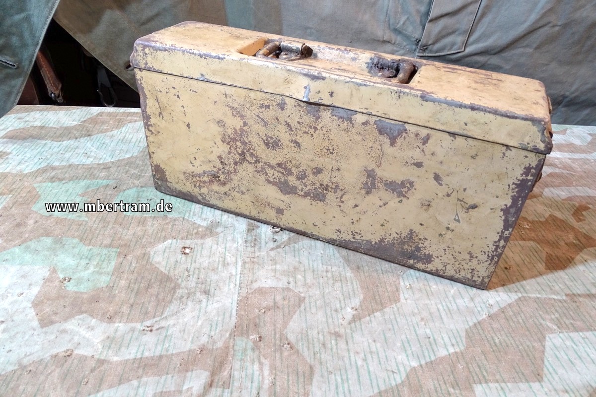 MG 34/42 Patronenkasten 34 von 1941. Lehmgelb, Tinternstempel WaA, Hst.: " lgl"