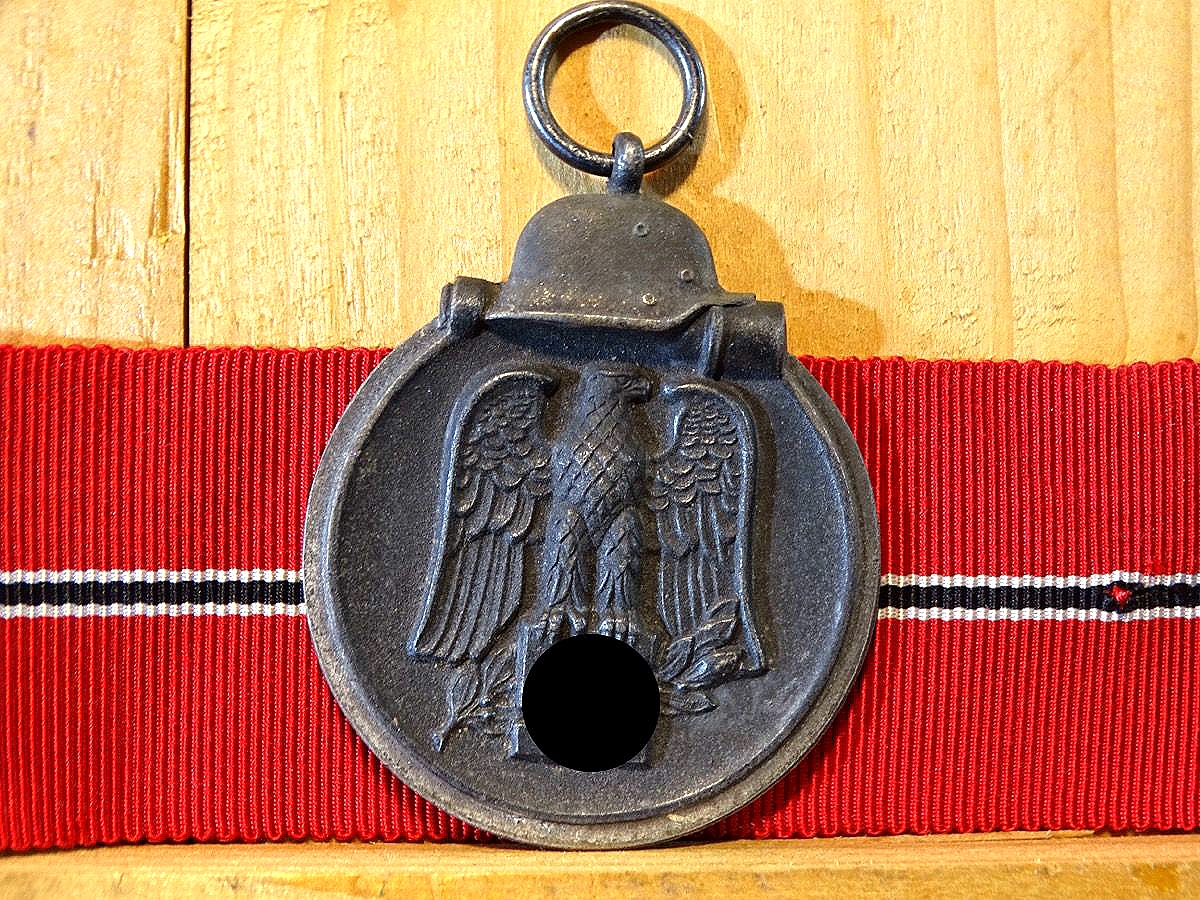 Medaille Winterschlacht im Osten 1941/42 mit Band, Ostmedaille, Hersteller 14