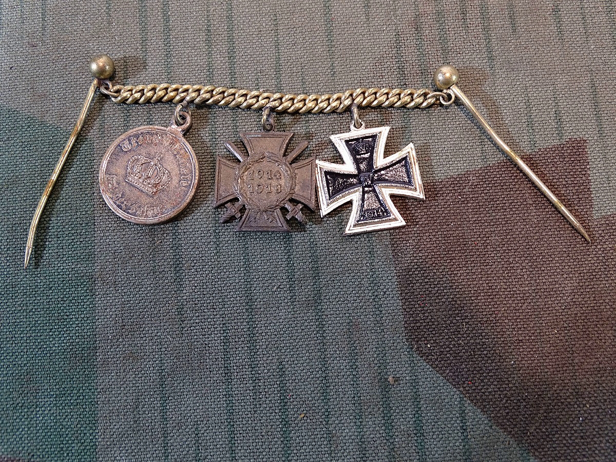 3er Frackkettchen mit folgenden Miniaturen DA Preussen 9 J. , Eisernes Kreuz 2 Klasse 1914, Ehrenkr.f.Frontkpf.