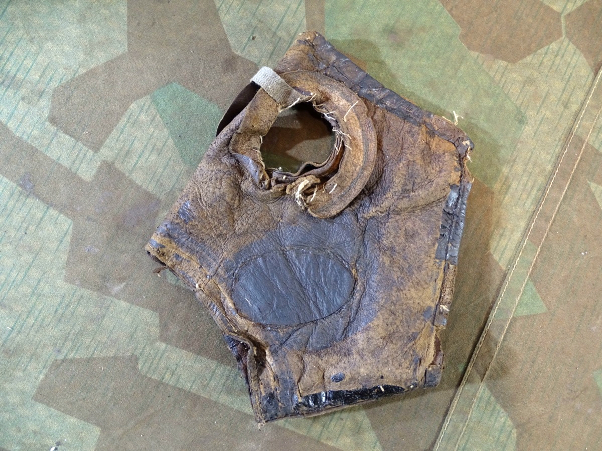 Leder von einer 1. Weltkriegs Gasmaske. Ohne Augenringe, Ventil, Riemen