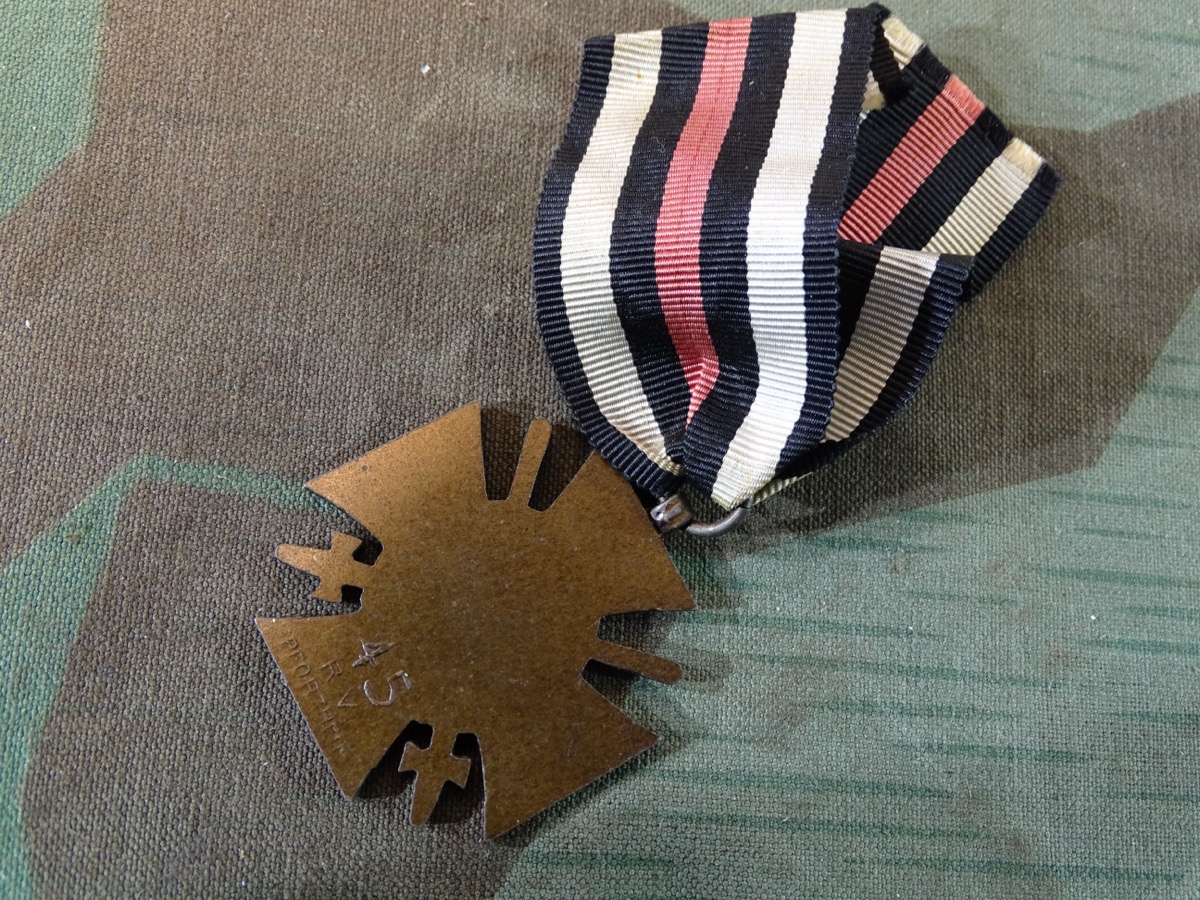 Ehrenkreuz für Frontkämpfer 1914/ 1918 mit Schwertern. No 45 R.V. Pforzheim