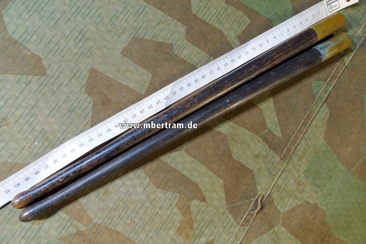 Wehrmacht:  1 Paar Trommelstöcke, Gravur " 5 Dr. W,  "