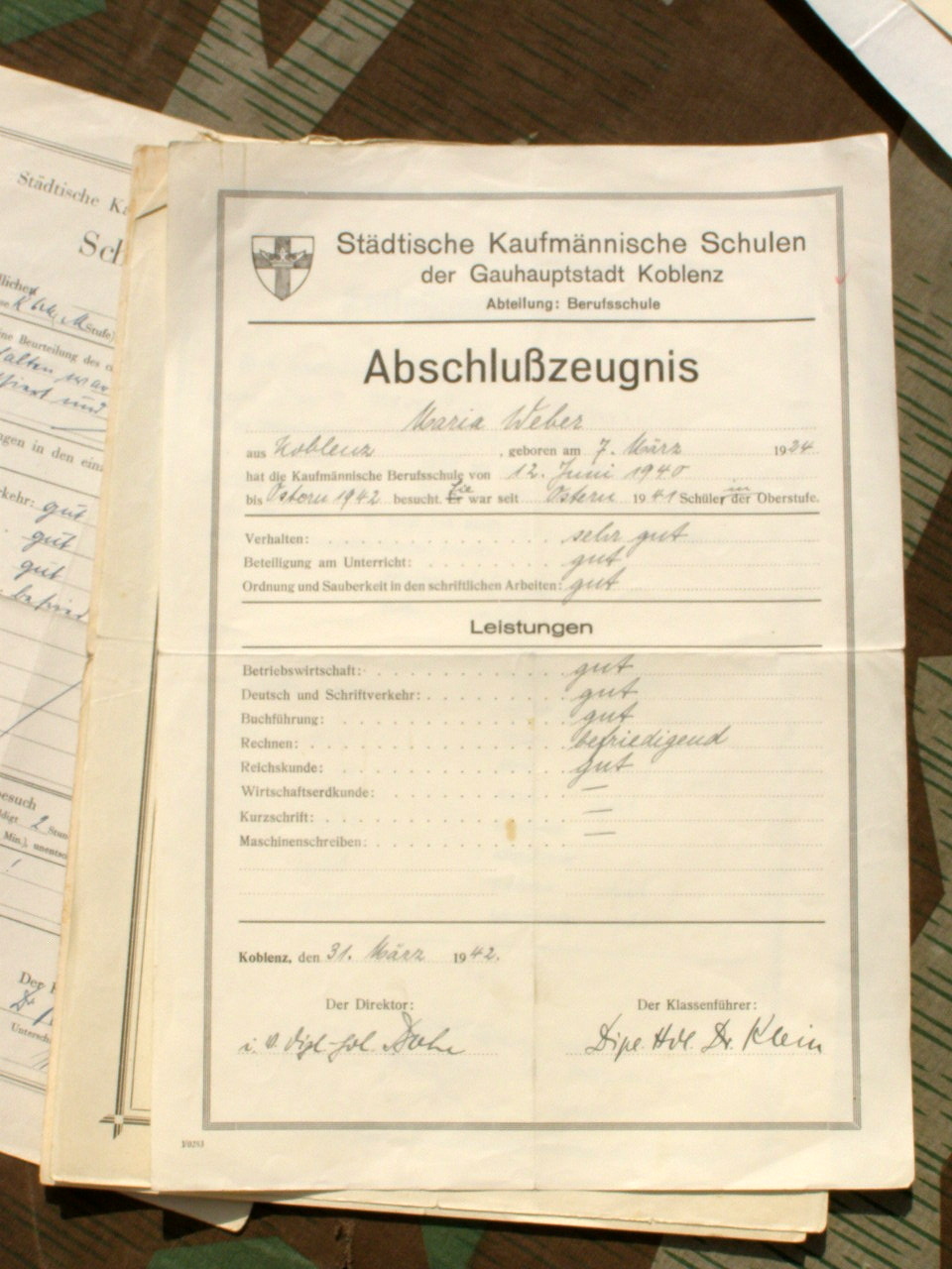 11382-12 Gehilfenbrief Wirtschafts-Treuhänderbüros 1943, Papiere....