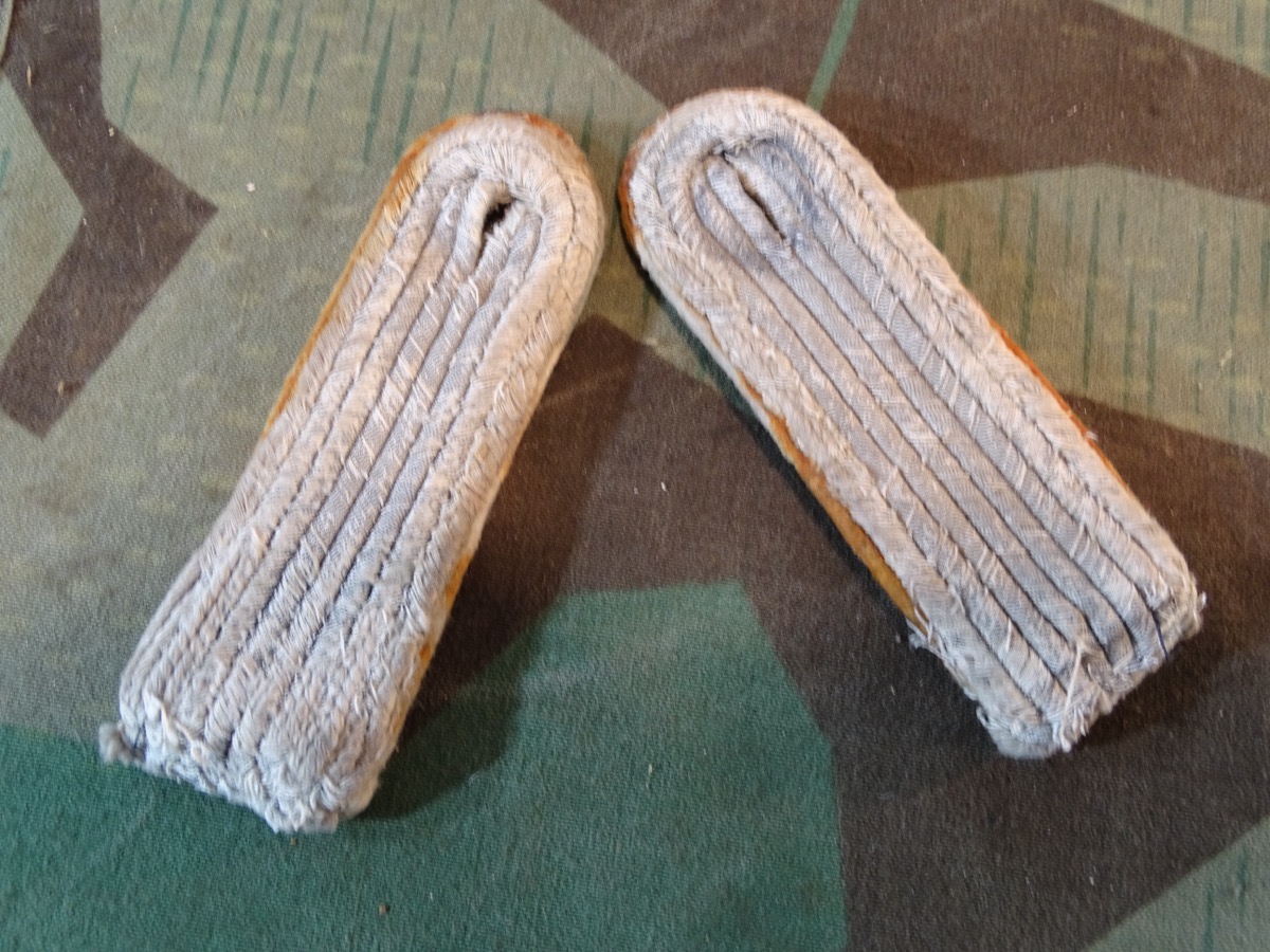 Paar Schulterklappen Leutnant Wehrmacht Heer Infanterie für die Feldbluse, zum einnähen