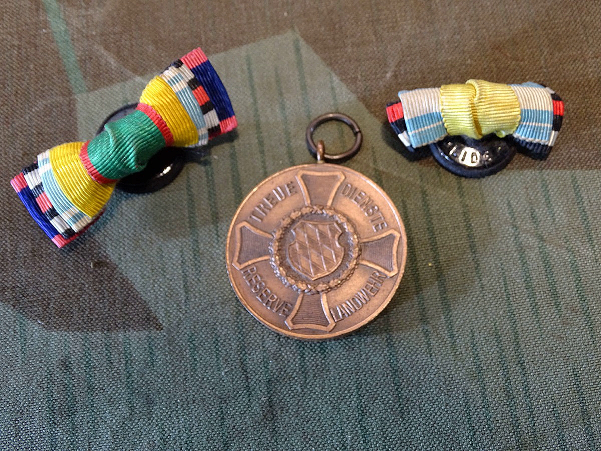 Bayern, Medaille Landwehr Dienstauszeichnung  2 K., 1913-18 mit 2 Bandschleifen, eine mit 5 Bändern