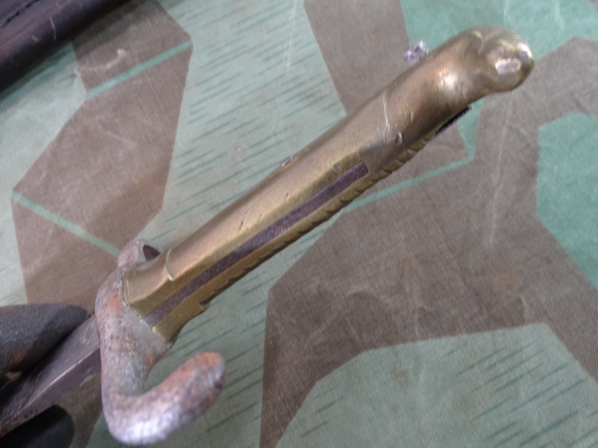 Seitengewehr M 71 mit Lederscheide, mit Schlachtfeld Schaden am Griffknauf, 149 R.E.2.193 Seitengewehr M 71 mit Lederscheide, mit Schlachtfeld Schaden am Griffknauf, 149 R.E.2.193