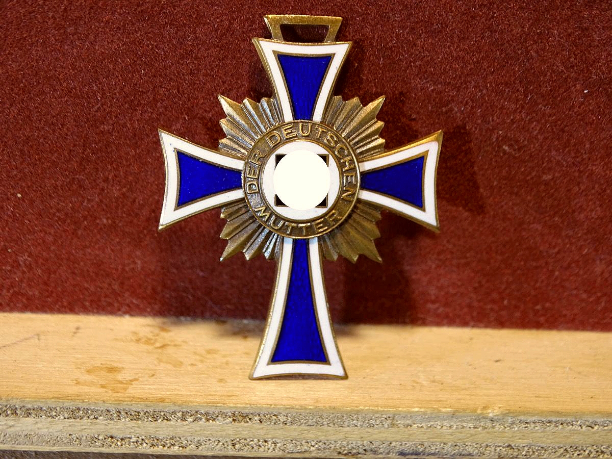Mutterkreuz / Ehrenkreuz der Deutschen Mutter in Bronze. Mutterkreuz III.Stufe o. Band