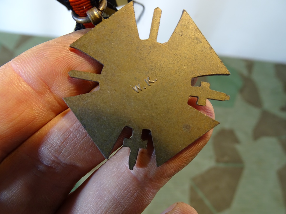 Ehrenkreuz für Frontkämpfer 1914/ 1918 mit Schwertern. Hersteller W.K. 