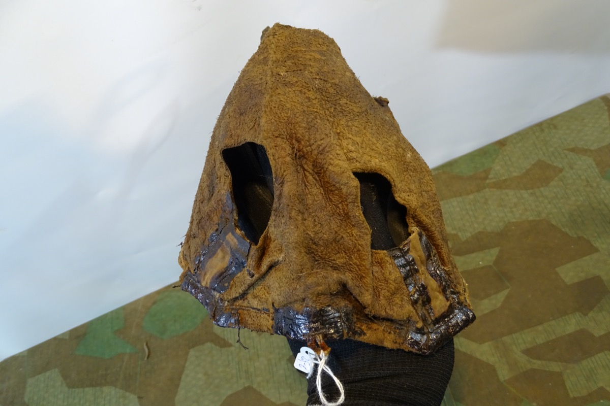 Leder von einer 1. Weltkriegs Gasmaske. Ohne Augenringe, Ventil, Riemen