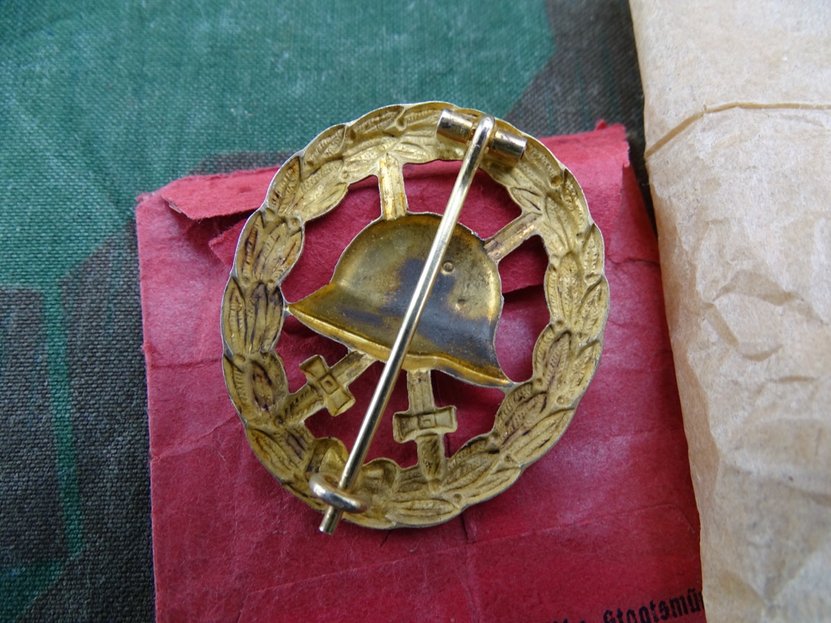 Verwundeten Abzeichen in Gold 1914-1918, durchbrochen. Buntmetall, Packpapier, Tüte pr. Staatsmünze Verwundeten Abzeichen in Gold 1914-1918, durchbrochen. Buntmetall, Packpapier, Tüte pr. Staatsmünze