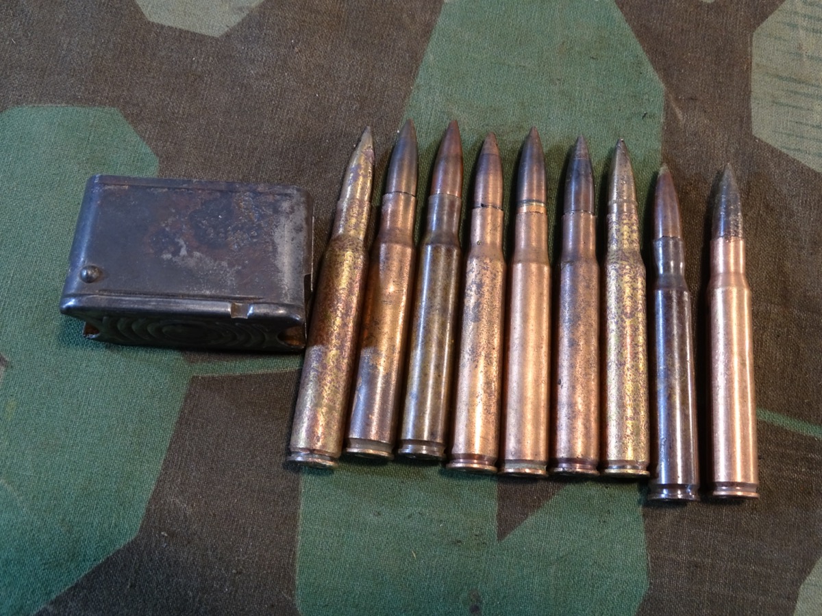 9 Stück US Deko Patronen mit Ladeclip, cal. 30-06, alle LC 43 (Lake City Army Ammunition Plant, Independence)